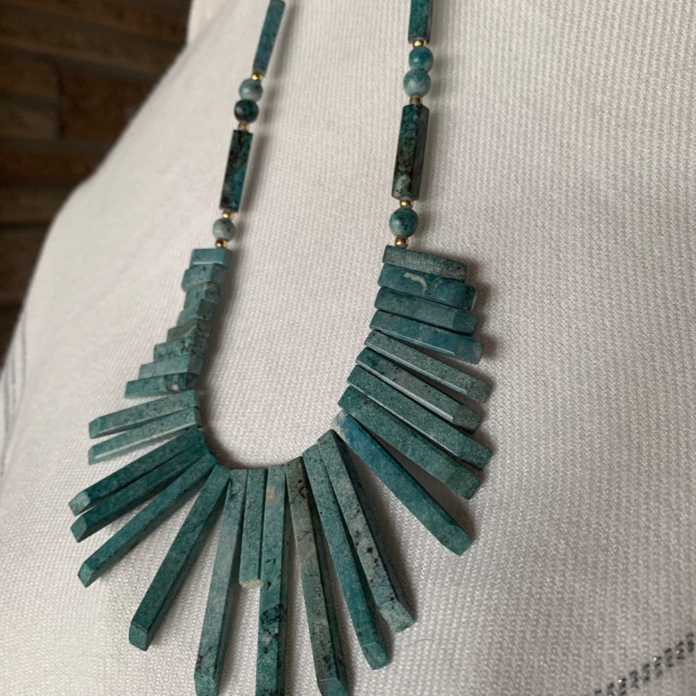Tourqoise stone necklace.